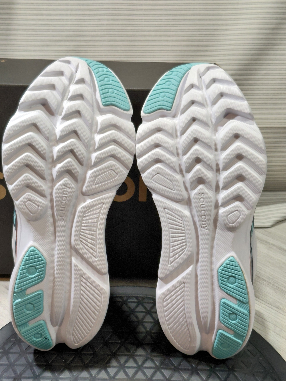 NEW Saucony Premium Women's Kinvara 16 White Teal Orange Running Shoes SIZE 7 - Picture 12 of 16